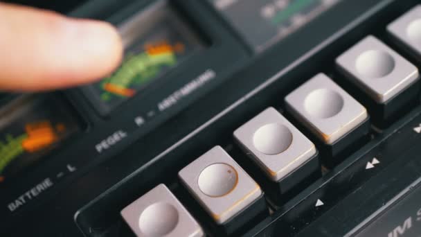 Premere il pulsante Play su un registratore di nastri vintage. Transistor retro radio . — Video Stock