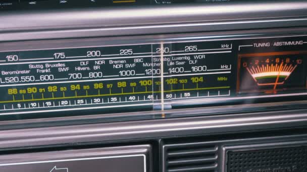 Tuning Analog Radio Dial frekvens skala av Vintage mottagare — Stockvideo