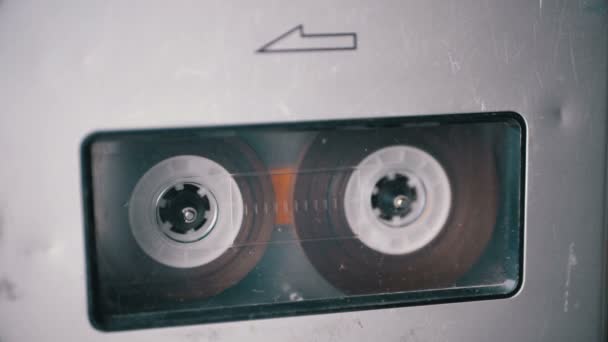 Κασέτα ήχου. Vintage μαγνητόφωνο παίζει ήχου κασέτα εισάγεται σ ' αυτό — Αρχείο Βίντεο