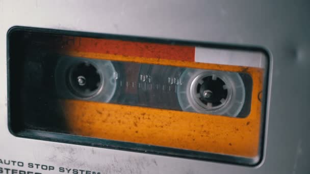 Ljudband. Vintage bandspelare spelar Audio Cassette införas däri — Stockvideo