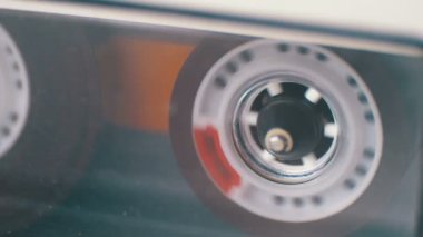 Teypteki kaset çalar ve döndürür..