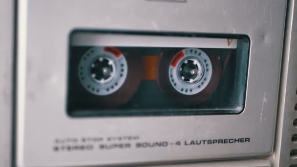 Audio-Tape. Vintage Tape Recorder speelt Audio Cassette daarin ingevoegd — Stockvideo
