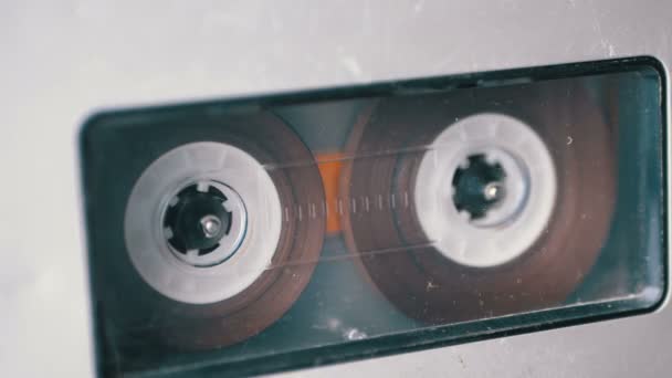 Audio-Tape. Vintage Tape Recorder speelt Audio Cassette daarin ingevoegd — Stockvideo