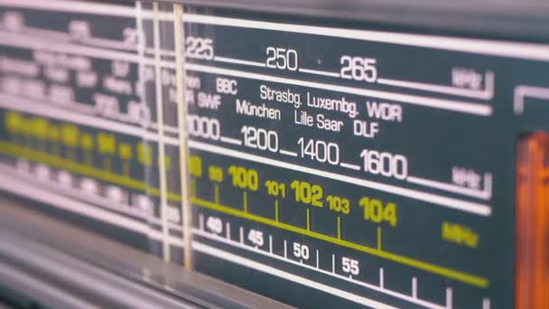 Tuning analogowe Radio wybierania częstotliwości w skali rocznika odbiornika — Wideo stockowe