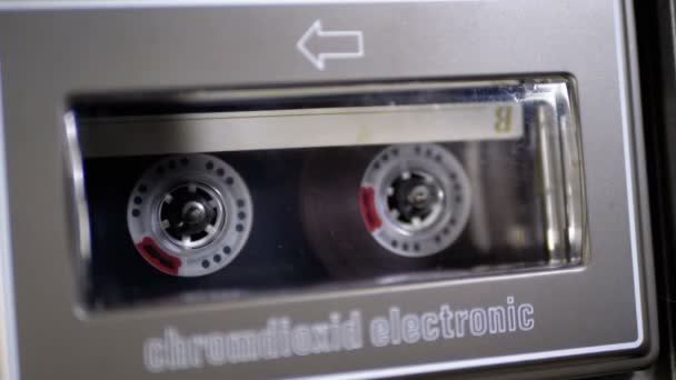 Vintage audiocassetta nel registratore di nastro che gioca e ruota — Video Stock