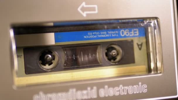 Audio-Kassette im Tonbandgerät spielt und dreht sich. — Stockvideo