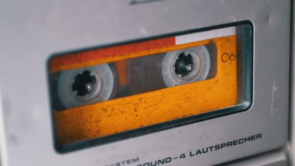 Ljudband. Vintage bandspelare spelar Audio Cassette införas däri — Stockvideo