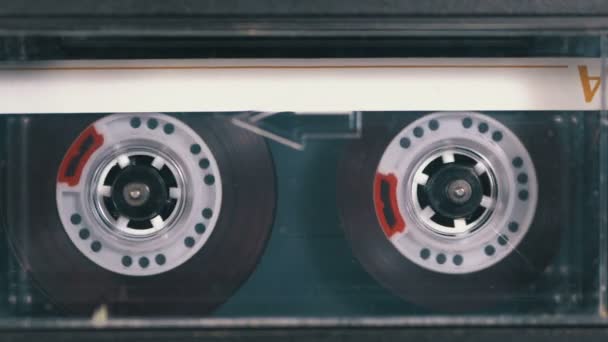 Fita de áudio. Gravador de fita vintage toca cassete de áudio inserido nele — Vídeo de Stock