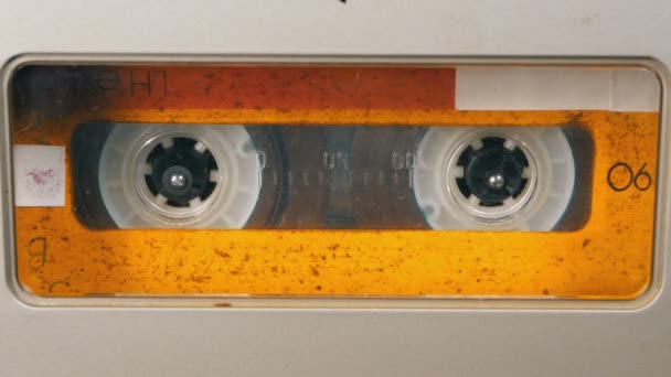 Grabadora de cinta reproduce cassette de audio insertado en ella. Cinta de audio Vintage — Vídeo de stock