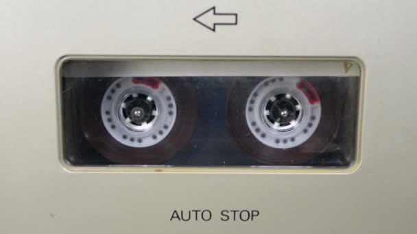 Аудиозапись. Винтажный магнитофон проигрывает аудиокассету, вставленную в него — стоковое видео