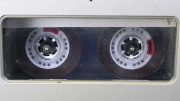 Cinta de audio. Grabadora de cinta Vintage reproduce cassette de audio insertado en ella — Vídeo de stock