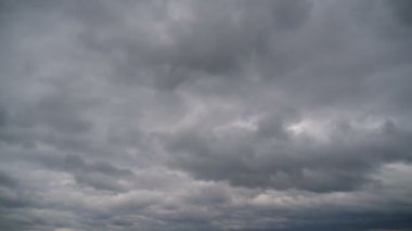 Fırtına bulutları gökyüzünde hareket ediyor. Zaman atlamalı