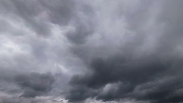 Le nuvole di tempesta si stanno muovendo nel cielo. Interruzione temporale — Video Stock