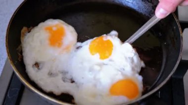 Bir tavada kızartma Fried üç yumurta