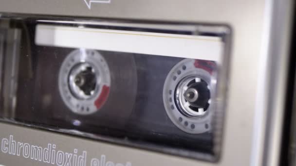 La cassette audio est insérée dans la plate-forme de l'enregistreur de bande audio Lecture et tourne — Video