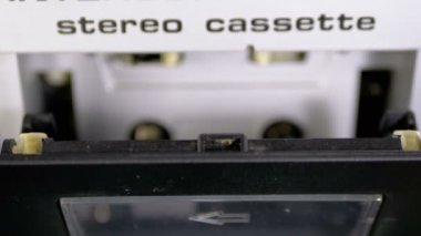 Ses kaset ses kayıt cihazı güvertesine eklenir