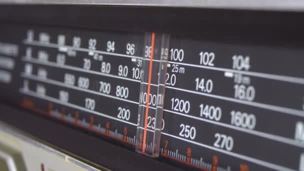 Tuning analoge wijzerplaat radiofrequentie op schaal van de Vintage ontvanger — Stockvideo