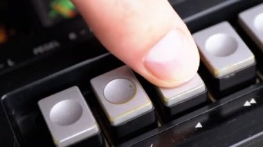 Oynat düğmesini bir Vintage teyp bastırıyor. Transistör retro radyo.