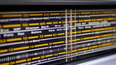 Retro radyo analog ölçeği ile şehirler, radyo istasyonları ve frekans adlarını ayarlama