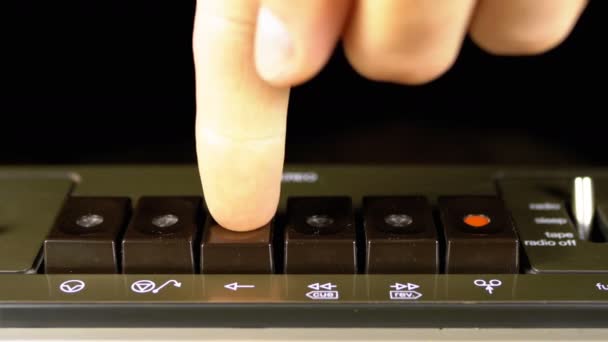 Πιέζοντας το κουμπί Play σε ένα Vintage μαγνητόφωνο. Ρετρό ραδιόφωνο τρανζίστορ. — Αρχείο Βίντεο