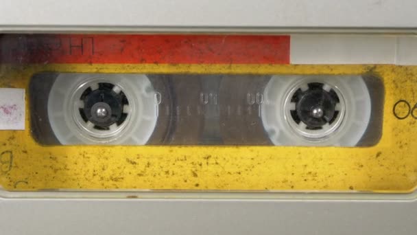 Grabadora de cinta reproduce cassette de audio insertado en ella. Cinta de audio Vintage — Vídeo de stock