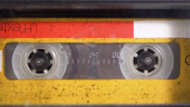 Tonband. Vintage-Tonbandgerät spielt darin eingelegte Audiokassette ab — Stockvideo