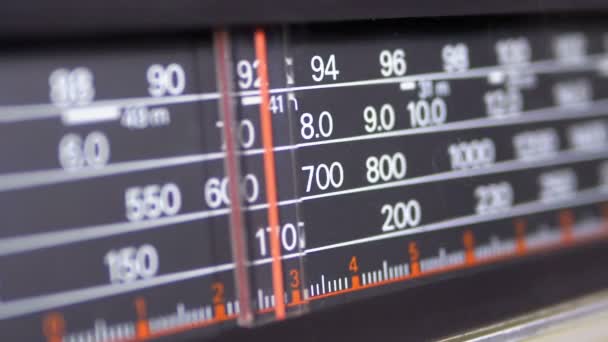 Tuning Analog Radio Dial frekvens skala av Vintage mottagare — Stockvideo