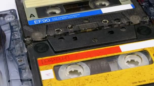 Quattro cassette audio ruotano su sfondo bianco — Video Stock