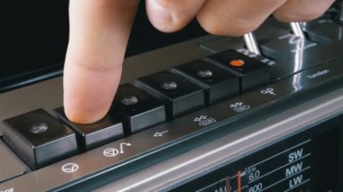 İterek Play, Stop, Rec, ff, Rew bir teyp düğmeleri