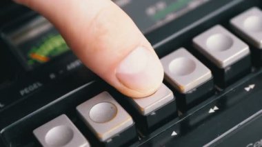 Oynat düğmesini bir Vintage teyp bastırıyor. Transistör retro radyo.