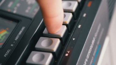 Oynat düğmesini bir Vintage teyp bastırıyor. Transistör retro radyo.