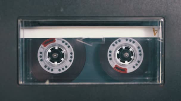 Fita de áudio. Gravador de fita vintage toca cassete de áudio inserido nele — Vídeo de Stock