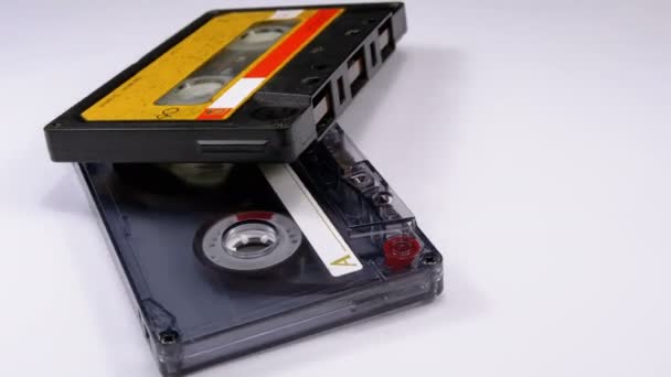 Twee Vintage Audio Cassette draait op witte achtergrond — Stockvideo