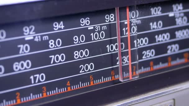 Tuning το αναλογικό καντράν ραδιοσυχνοτήτων στην κλίμακα του Vintage δέκτη — Αρχείο Βίντεο