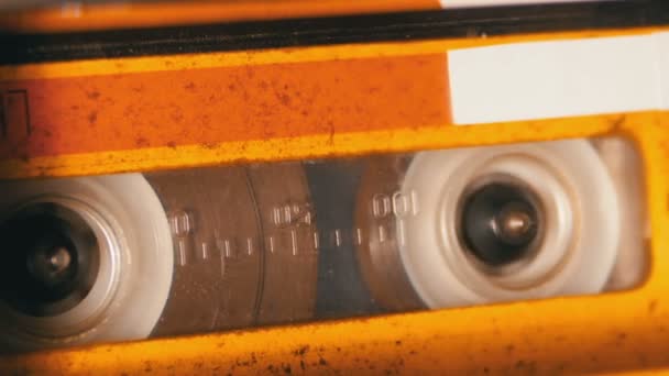 Rebobinar uma fita cassete de áudio inserida em um gravador de fita — Vídeo de Stock