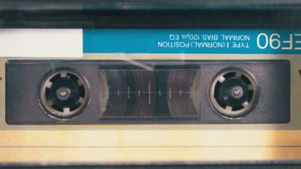Grabadora de cinta reproduce cassette de audio insertado en ella. Cinta de audio Vintage — Vídeos de Stock