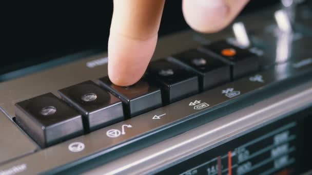 Appuyer sur le bouton Play sur un magnétophone vintage. Transistor radio rétro .