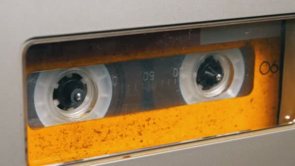 Tape Recorder speelt Audio Cassette daarin ingevoegd. Vintage Audio-Tape — Stockvideo