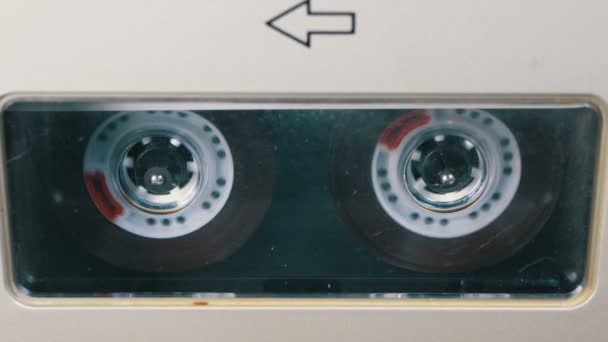 Cinta de audio. Grabadora de cinta Vintage reproduce cassette de audio insertado en ella — Vídeo de stock