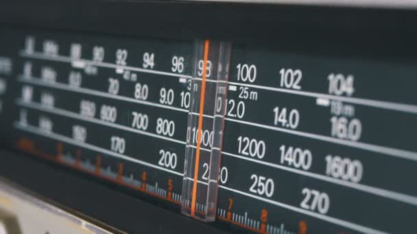 Tuning analogowe Radio wybierania częstotliwości w skali rocznika odbiornika — Wideo stockowe