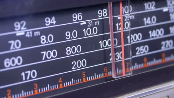 Abstimmung der analogen Radiofrequenz auf Skala des Vintage-Empfängers — Stockvideo