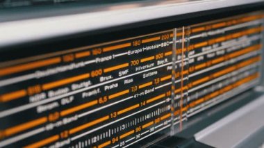 Retro radyo analog ölçeği ile şehirler, radyo istasyonları ve frekans adlarını ayarlama