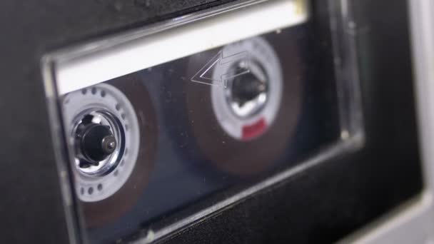 オーディオ テープ。そこに挿入されるビンテージ テープ レコーダー オーディオ再生カセット — ストック動画