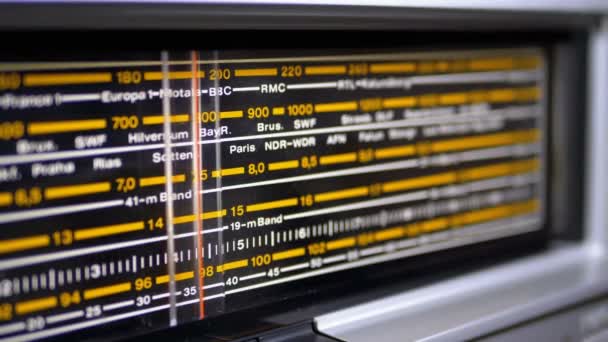 Tuning αναλογική κλίμακα του ρετρό ραδιόφωνο με τα ονόματα των πόλεων, ραδιοφωνικούς σταθμούς και συχνότητα — Αρχείο Βίντεο