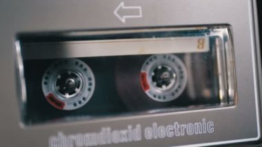 Ses kaset ses kayıt cihazı oynama ve Rotates güvertesine eklenir