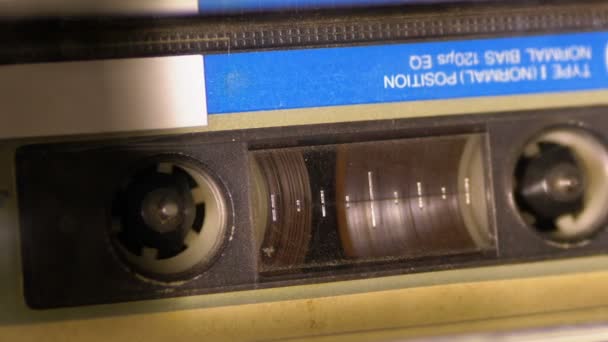 Audio-Kassette im Tonbandgerät spielt und dreht sich. — Stockvideo