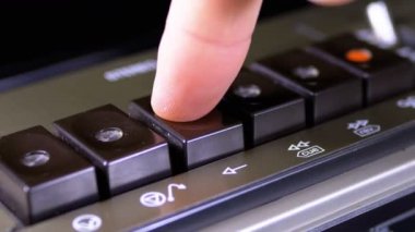 Oynat düğmesini bir Vintage teyp bastırıyor. Transistör retro radyo.