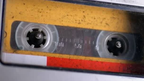 オーディオ テープ。そこに挿入されるビンテージ テープ レコーダー オーディオ再生カセット — ストック動画