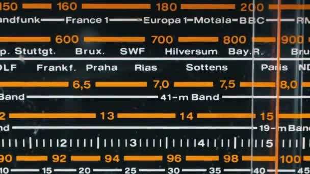 Tuning Analog Radio Dial Frecuencia en la escala del receptor Vintage — Vídeo de stock