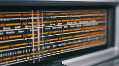 Retro radyo analog ölçeği ile şehirler, radyo istasyonları ve frekans adlarını ayarlama